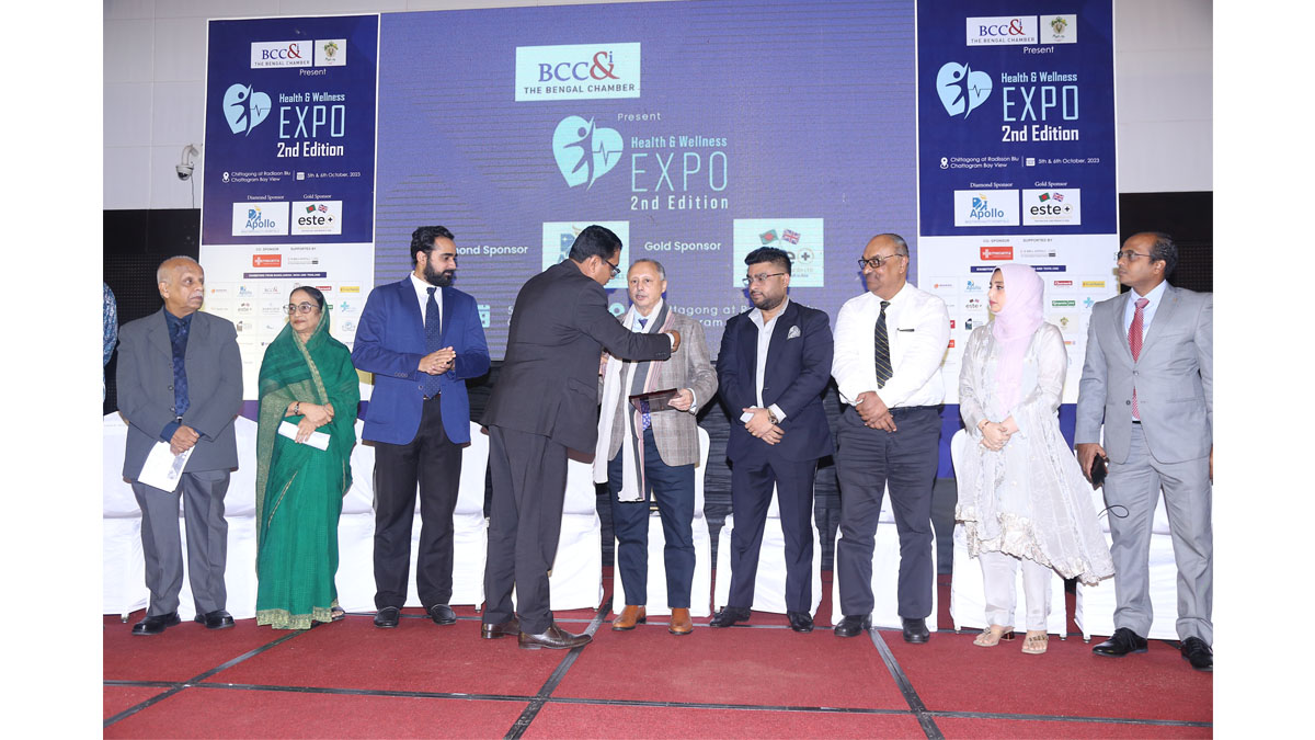 On behalf of The Bengal Chamber of Commerce and Industry, Mr. Mahbubul Alam, President, The Federation of Bangladesh Chambers of Commerce and Industry,  was felicitated by Mr. Arnab Basu, President Designate, The Bengal Chamber of Commerce and Industry & Advisory Leader, PricewaterhouseCoopers Pvt. Ltd.