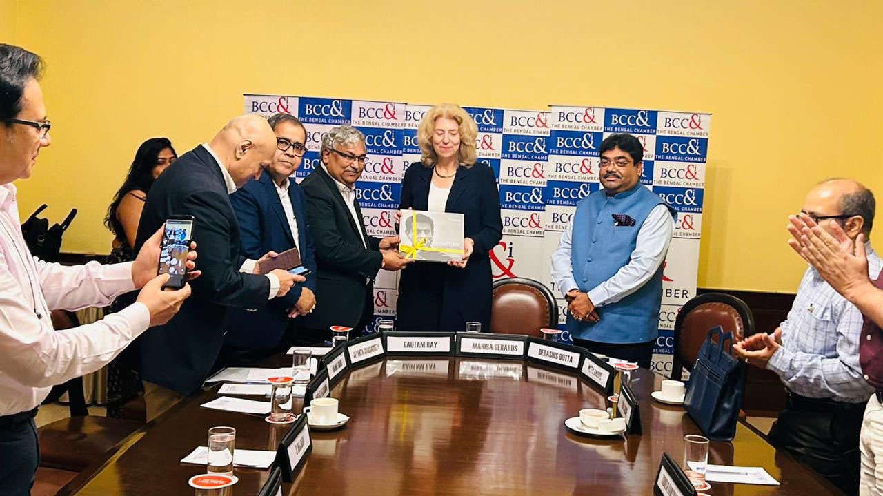 Mr. Gautam Ray, President, The Bengal Chamber of Commerce and Industry & President- Corporate, RPSG Group, CESC Limited, presenting a token of appreciation to the Ambassador