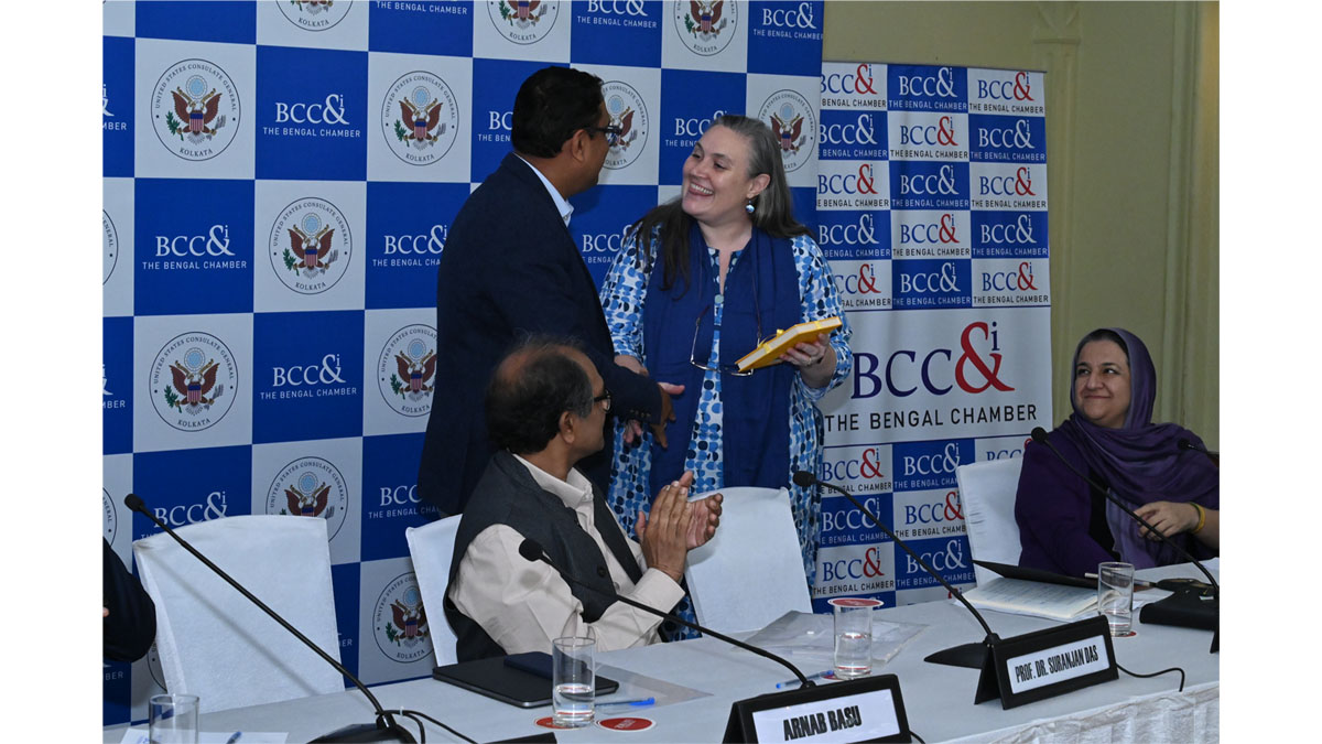 Mr. Arnab Basu, President Designate, The Bengal Chamber and Advisory Leader, Price Waterhouse Coopers Pvt. Ltd. handing over the memento to Ms. Melinda Pavek, Consul General of the United States of America