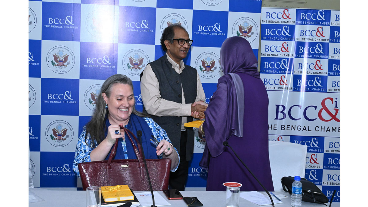 Dr. Suranjan Das, Vice Chancellor, Adamas University handing over the memento to Professor Rangina Hamidi, Professor of Practice, Thunderbird School of Global Management, Arizona State University