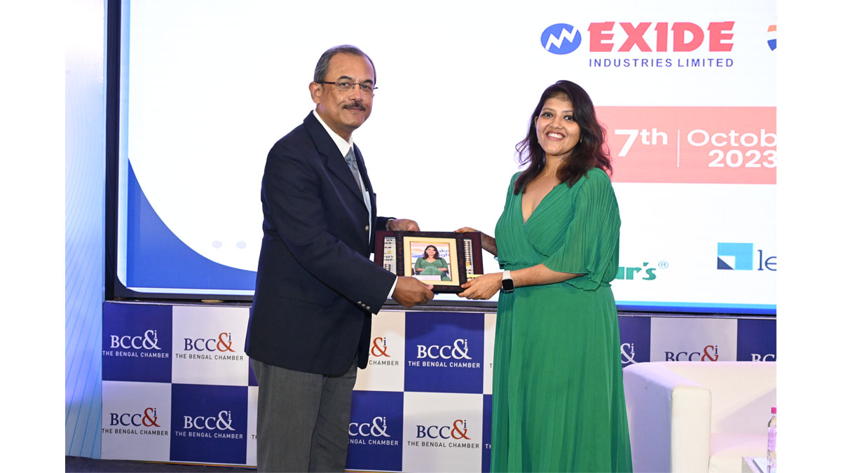 Mr. Tridib Majumder, Managing Director, Quaker Chemical India Private Limited (A Quaker Houghton Company), handing over the mementos to Ms. Resha Jain, Chief Brand Officer, GIVA