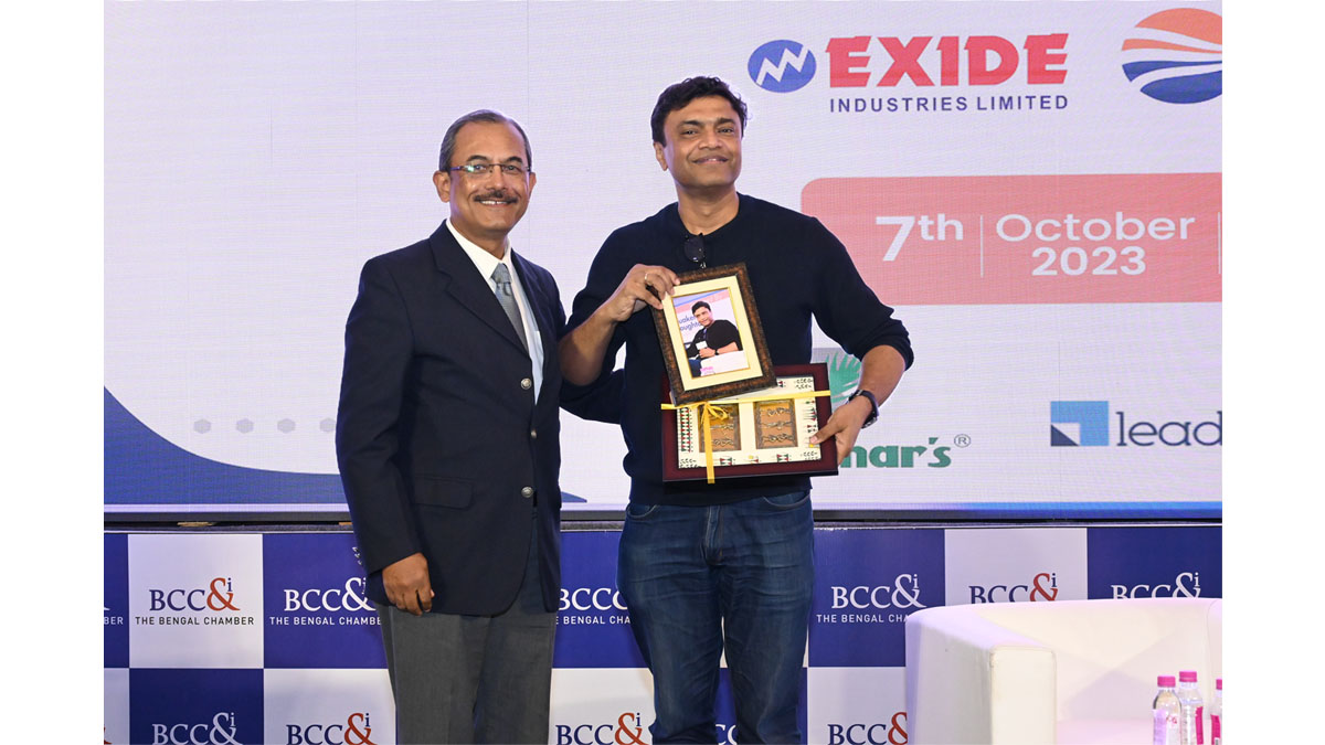 Mr. Tridib Majumder, Managing Director, Quaker Chemical India Private Limited (A Quaker Houghton Company), handing over the mementos to Mr. Samiran Sengupta, Founder & CEO, JustMyRoots