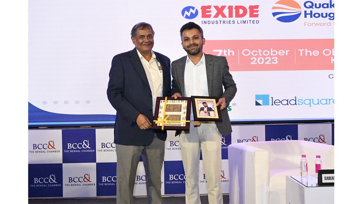 Mr. Avijit Dutta handing over the mementos to Mr. Sairam Subramanian, General Manager -Hindustan Unilever Limited