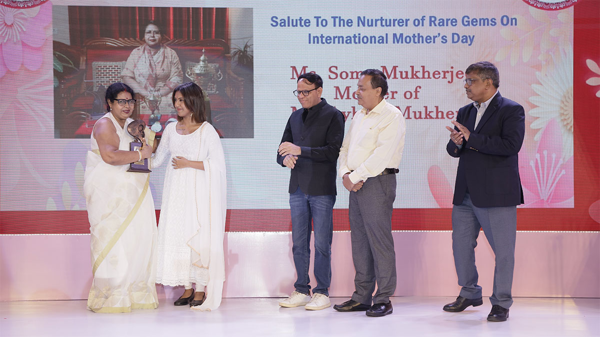 Ms. Soma Mukherjee mother of Ms. Ayihika Mukherjee, Table Tennis Player, and Arjuna Awardee received the award. On Stage - Mr. Jitendra Kumar, President (Legal & Corporate) & Company Secretary, Exide Industries India Ltd, Mr. B.R. Mullick, General Manager (Sales), Gujrat Co-operative Milk Marketing Federation Ltd (Amul) and Dr. Madhab Milan Ghosh, Associate Professor, Faculty Incharge & Coordinator (Administration) Department of Sports Management, Indian Institute of Social Welfare and Business Management (IISWBM)