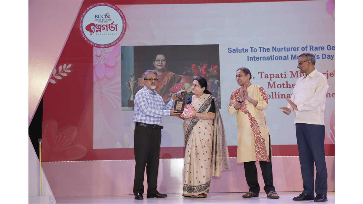 Health Category - Ms. Tapati Mukherjee mother of Dr. Mollinath Mukherjee, a renowned Gynecologist received the award. On Stage - Mr. Chandra Sekhar Ghosh, Managing Director and CEO, Bandhan Bank, and Mr Sekhar Chandra Biswas, Hony General Secy, West Bengal Badminton Association, Vice President and Chairman-Tournament Committee, Badminton Association of India.