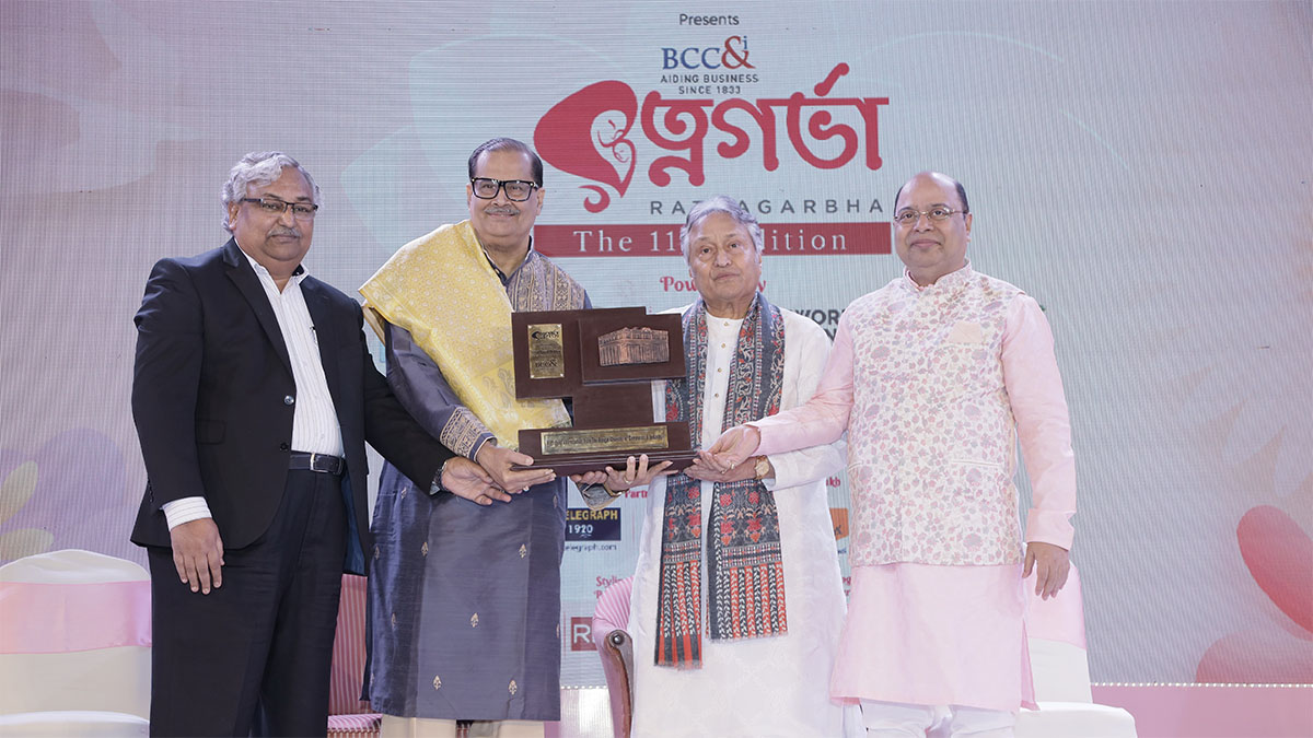 The Bengal Chamber Life Time Achievement Award being handed over to Ustad Amjad Ali Khan by (from left to right) Mr Gautam Ray, President, The Bengal Chamber and President, Corporate, RPSG Group, Pandit Ajoy Chakrabarty and Mr. Subrata Dutta Chairperson, Sports Committee, Bengal Chamber and Managing Director, The George Telegraph Group