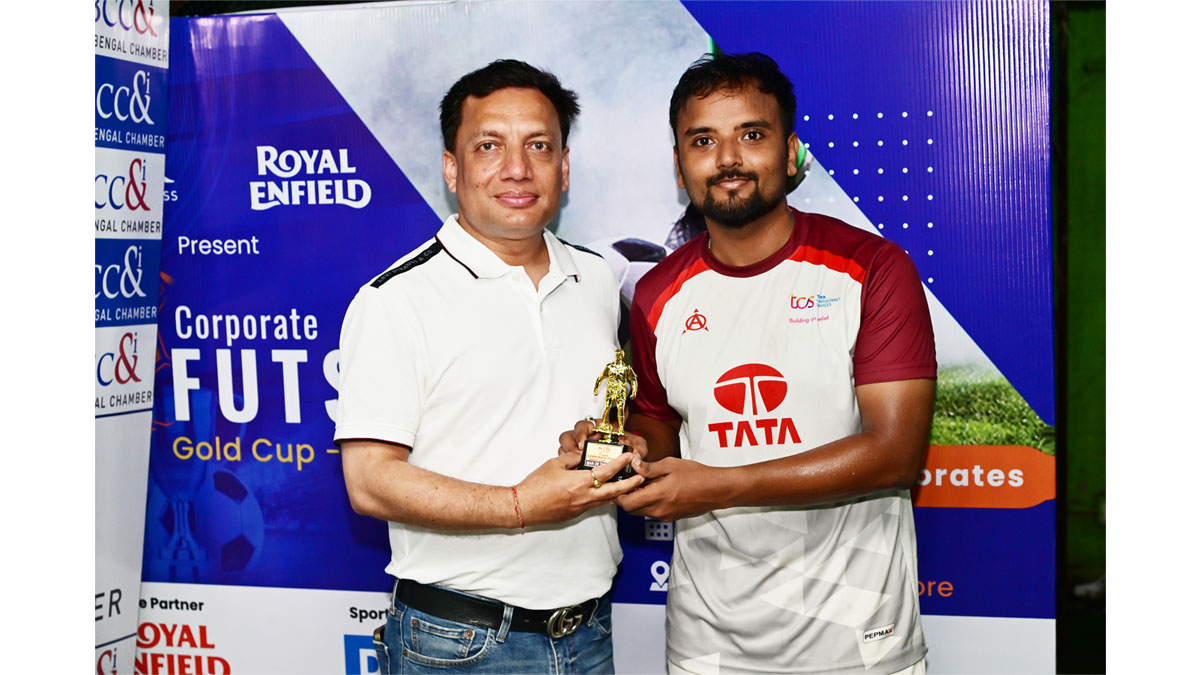 Mr. Tanmoy Banerjee, Co-Chair Sports Committee, The Bengal Chamber and Director, RT Network Solutions Pvt Ltd. handing over a Man of Match Trophy