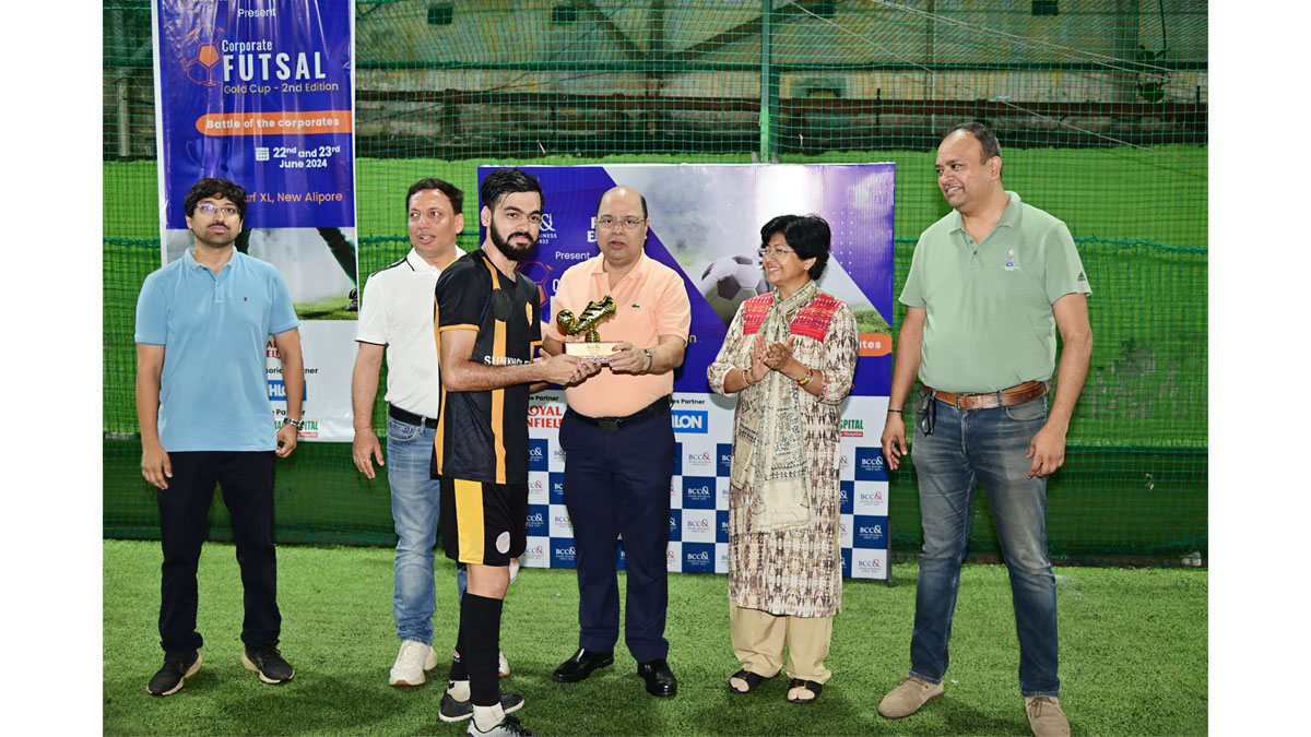 Mr. Subrata Dutta, Chairperson, Sports Committee, BCC&I, Chairman, The Indian Football Association & MD, The George Telegraph handing over the Top Scorer Trophy