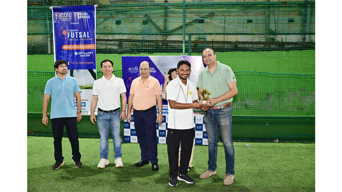 Mr. Sunando Dhar, Founder Director, Gambit Forward (P) Ltd handing over the Best Referee Award