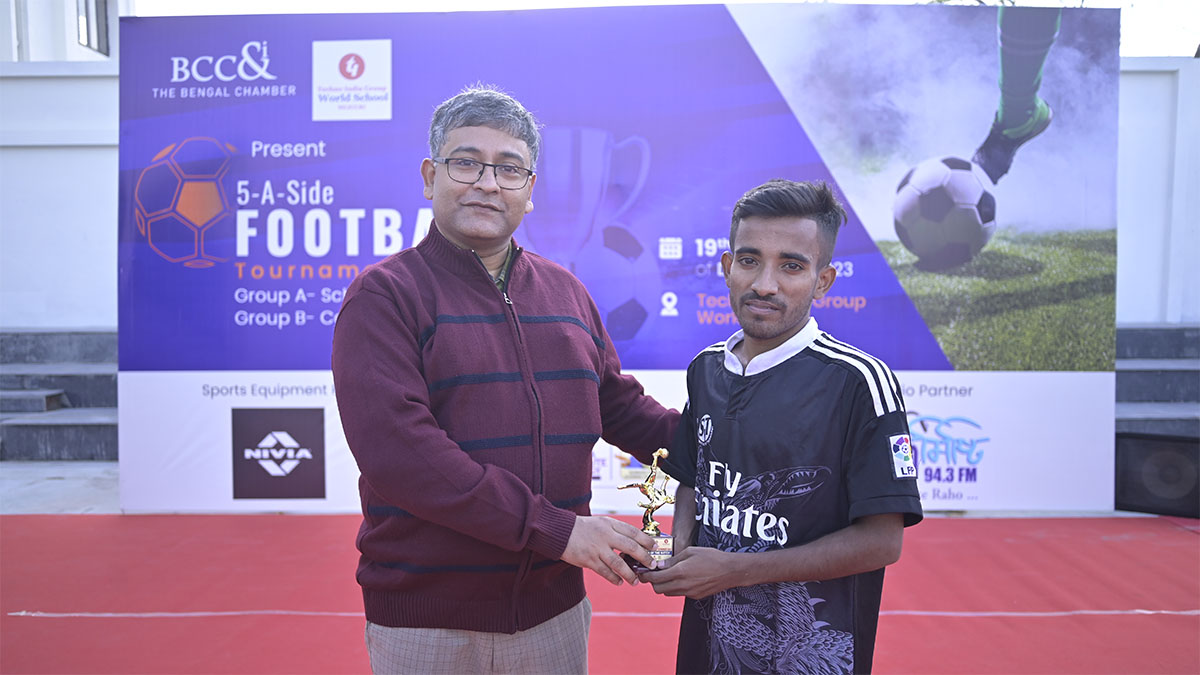 Dr. Sandip Sengupta, Dean, North Bengal Medical College and The Bengal Chamber North Bengal Committee member handing over a Man of the Match Trophy