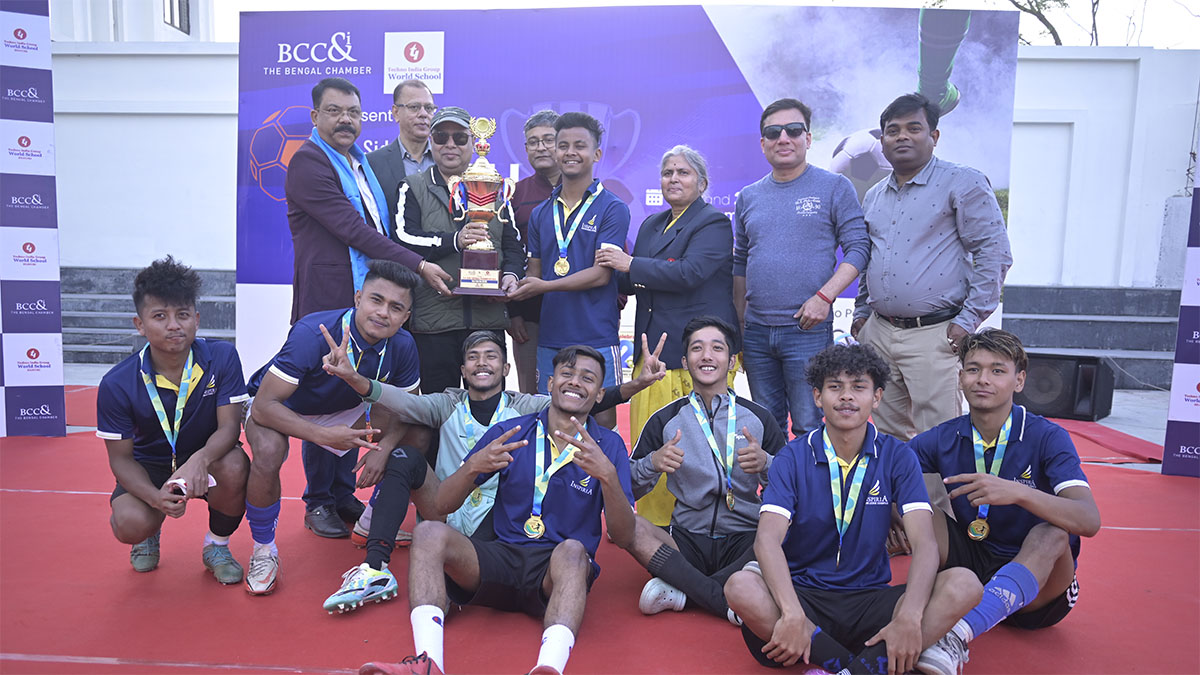 Hon'ble Deputy Mayor of Siliguri Shri Ranjan Sarkar; Mr. Bhaskar Roy, Vice President Techno India Group; Mr. Subrata Dutta, Chairperson, Sports Development Committee, BCC&I, Chairman, The Indian Football Association & MD, The George Telegraph Group; Dr. Sandip Sengupta, Dean, North Bengal Medical College and The Bengal Chamber North Bengal Committee member, Mr. Tanmay Banerjee, Co-Chair, Sports Development Committee, BCC&I &Director, RT Network Solutions Pvt Ltd. and Mr. Manab Pal, Managing Director Shree Balaji Group and Managing Committee Member , The Bengal Chamber handing over the Winner Trophy to Inspiria Knowledge Campus