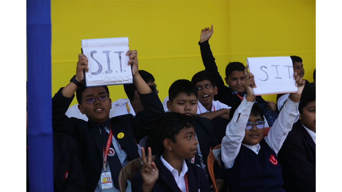 Audience cheering for the teams 
