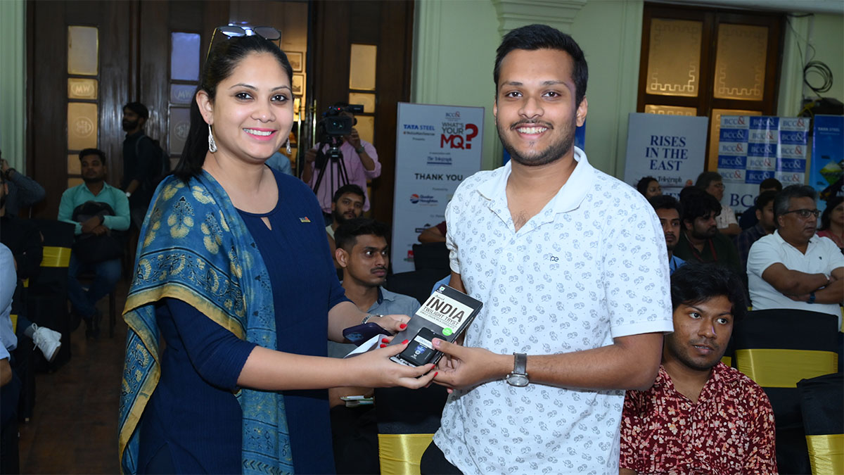 Audience Prize being handed over by Ms. Waindrilla Saha, Manager, BCC&I