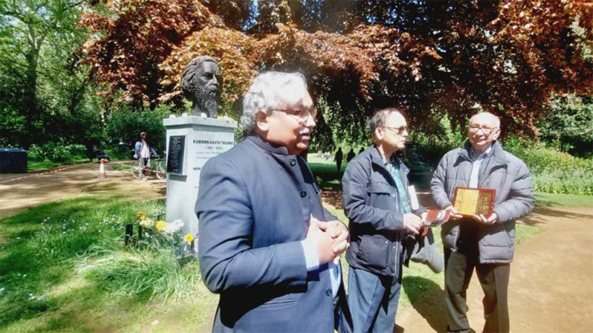 President Mr. Gautam Ray, paying homage to Kabiguru Rabindranath Tagore at his bust installed at Gordon Square in London. He also met the Chairperson, Founder and Members of The Tagore Centre, UK on the occassion of Rabindra Jayanti