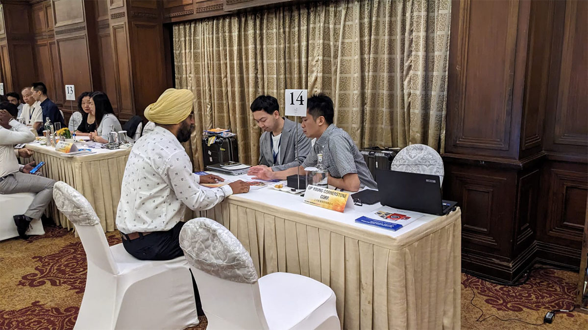 B2B Meeting in progress.